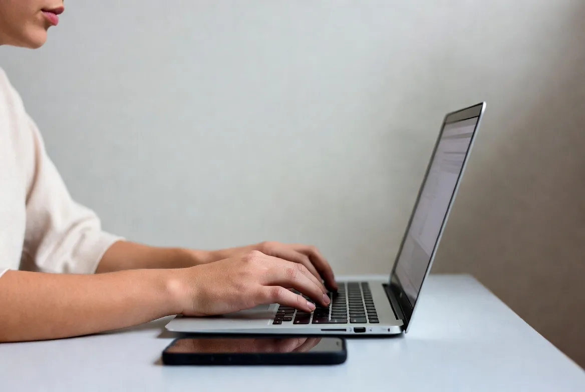 customer resolving support issues quickly using self service tools